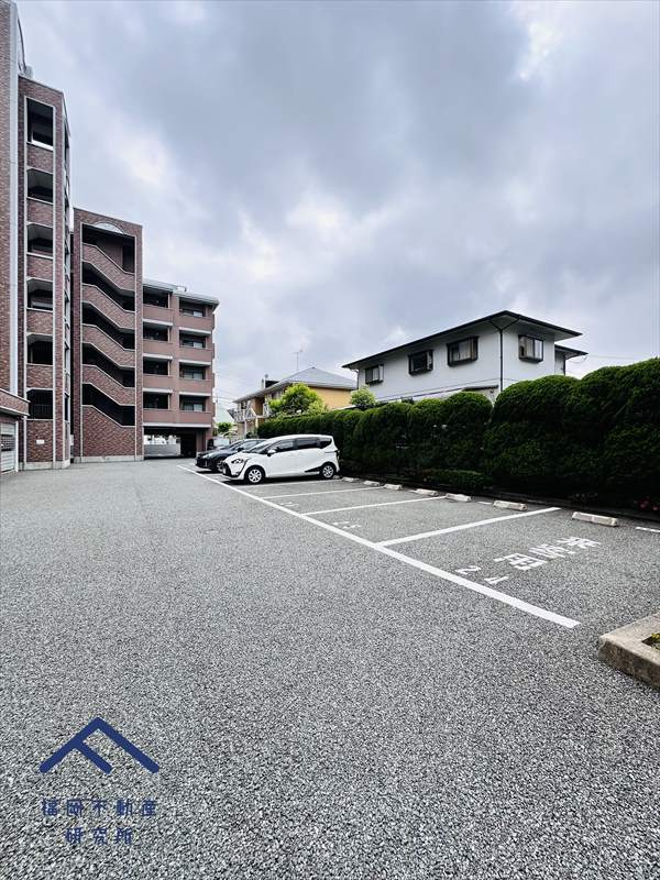 グランドパレス松崎の駐車場