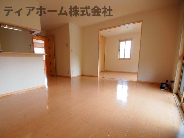 香芝市穴虫のハイツの居間・リビング|こちらの居間で趣味の時間をお楽しみください