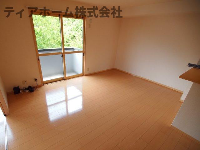 香芝市穴虫のハイツの居間・リビング|こちらのリビングで趣味の時間をお楽しみください