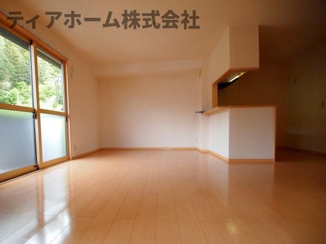 香芝市穴虫のハイツの居間・リビング|こちらのリビングで趣味の時間をお楽しみください