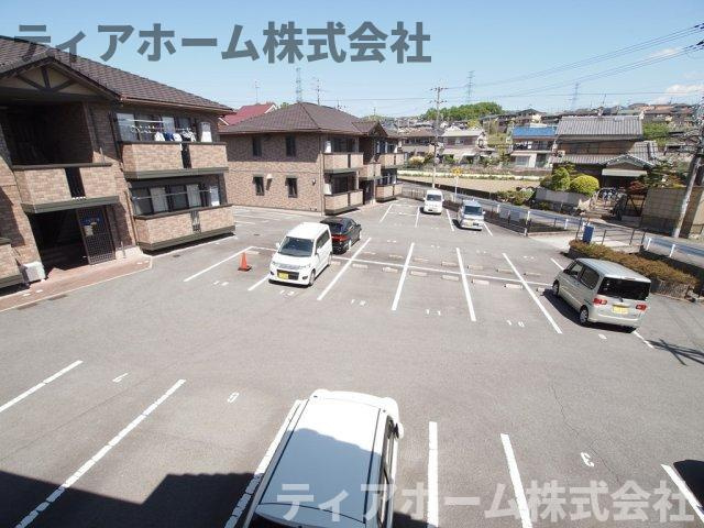 香芝市穴虫のハイツの駐車場