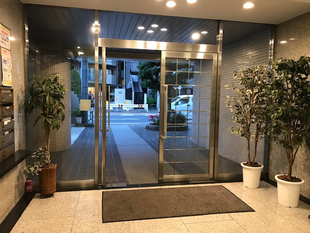 ワコーレ千駄木ビルのエントランス