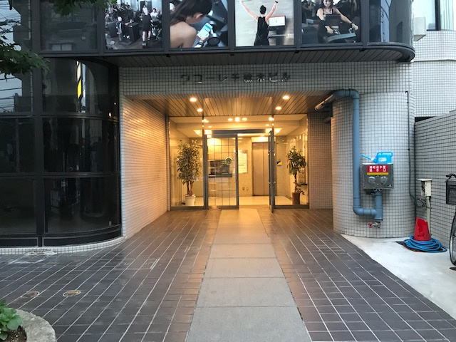 ワコーレ千駄木ビルのエントランス