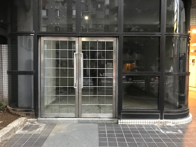 ワコーレ千駄木ビルのエントランス