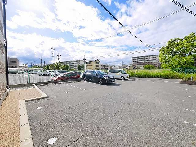 レオパレスプルメリアの駐車場|駐車場があるので、車を買う予定の方も安心です