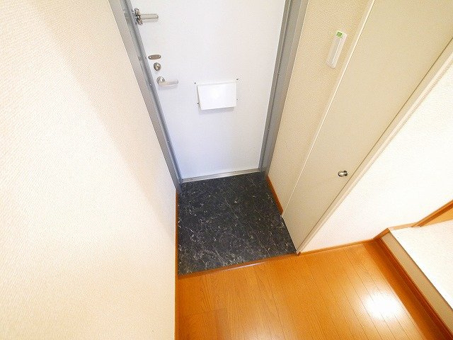 レオパレスプルメリアの玄関|明るい玄関です