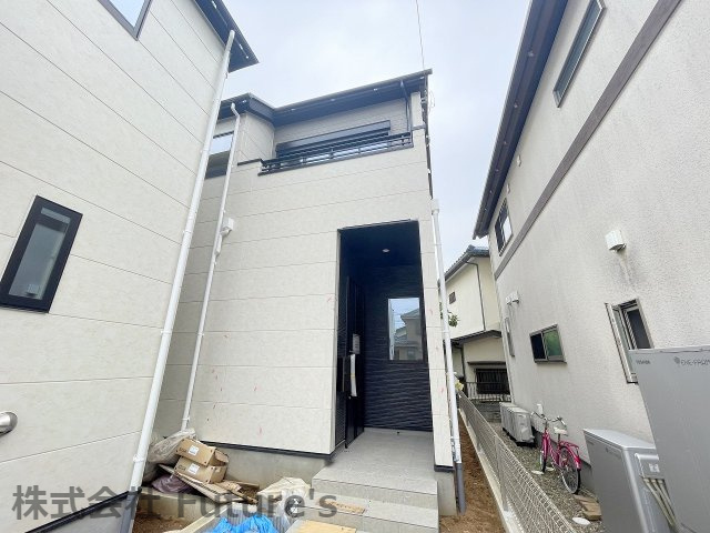 流山市美田　新築戸建　全2棟　2号棟の外観|玄関から道路まで距離があるので小さなお子様がいても安心です