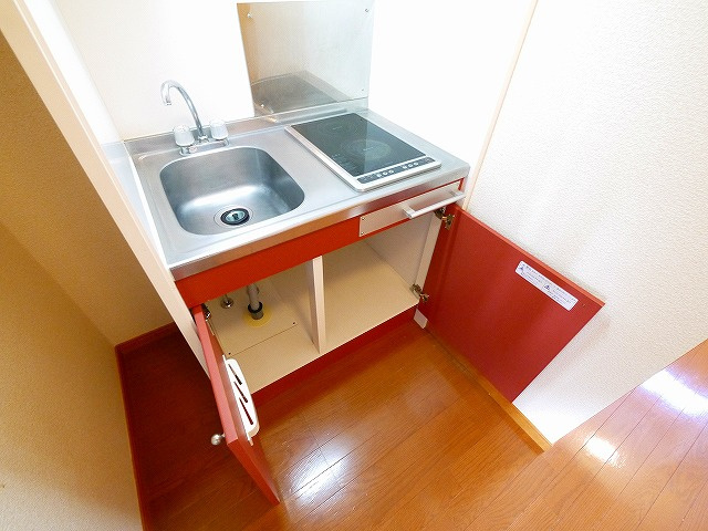 レオパレスＷＩＬＬ南郡山のキッチン|キッチン下に収納スペースがあります