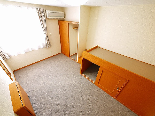 レオパレスＷＩＬＬ南郡山の洋室|机は折りたたみ式になってます