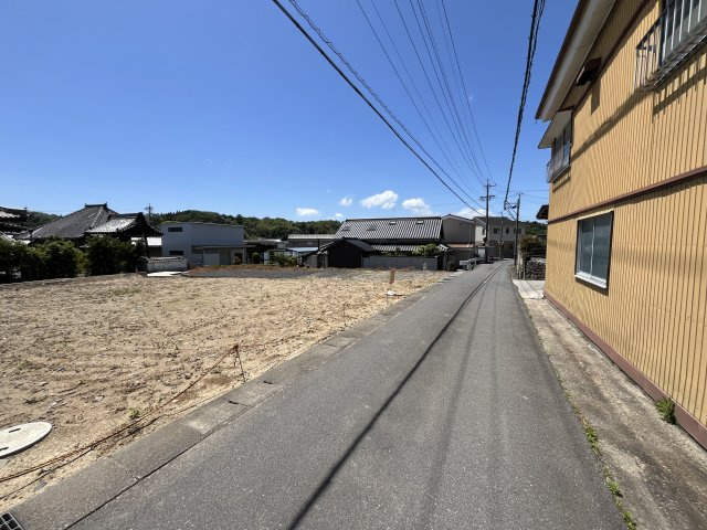 亀山市中庄町 売土地の前面道路含む現地写真