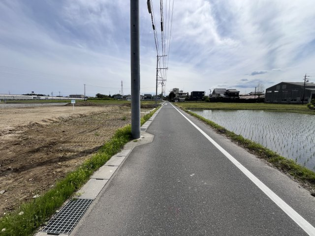 鈴鹿市末広南2丁目 売土地【全6区画】の前面道路含む現地写真