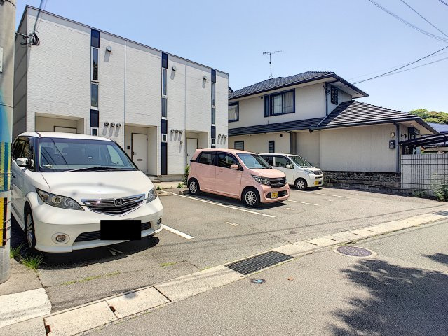 エクリュ赤間の駐車場