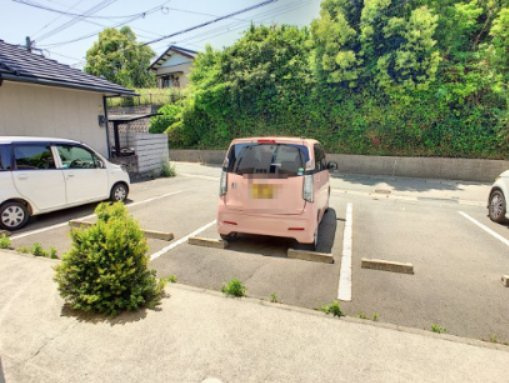 エクリュ赤間の駐車場