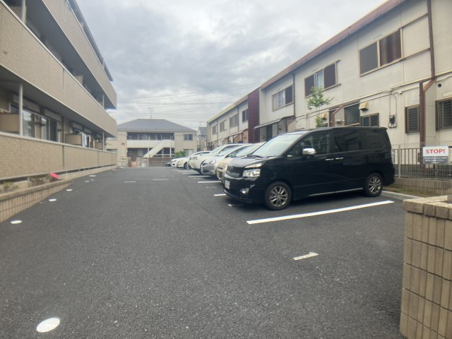 シャルマンドミールの駐車場