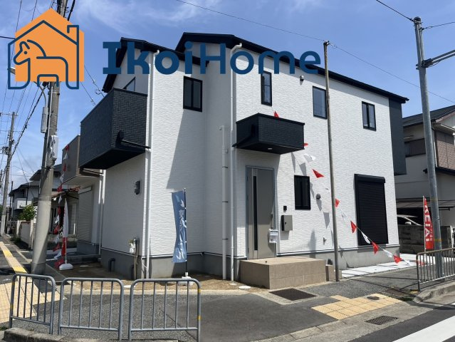明石市西明石町　2期　1号棟　新築戸建の外観|角地にある新築戸建です。普通車1台駐車が可能で、コンパクトカーと軽自動車1台なら2台駐車も可能です
