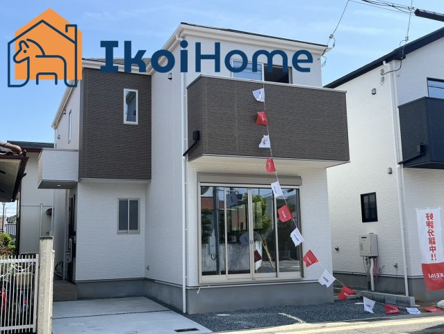 明石市西明石町　2期　2号棟　新築戸建の外観|角地にある新築戸建です。普通車1台駐車が可能で、コンパクトカーと軽自動車1台なら2台駐車も可能です