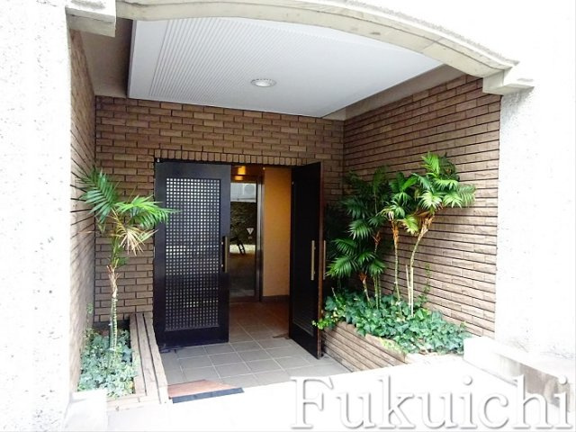 ヒーローズ上目黒のエントランス