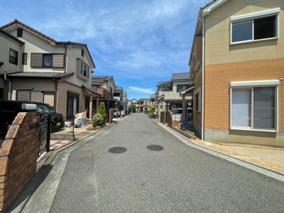 【前面道路含む現地写真】 | 登美丘南小・開発分譲地内・平成15年建築・即入居可・堺市東区高松 | 前面道路含む現地写真です