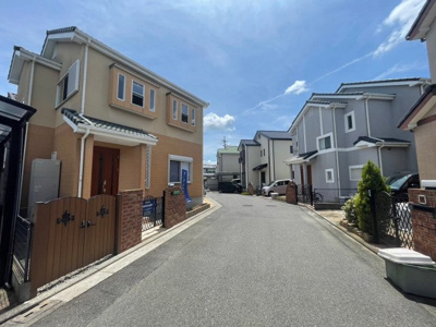 【前面道路含む現地写真】 | 登美丘南小・開発分譲地内・平成15年建築・即入居可・堺市東区高松 | 前面道路含む現地写真です