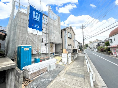 【前面道路含む現地写真】 | ◆◇鴨居6丁目　新築戸建て◇◆ | ◆住宅ローンのご相談や周辺環境のご案内も含め、ローンに詳しい、地元に詳しいスタッフがお出迎えさせていただきます。お気軽にご相談ください。