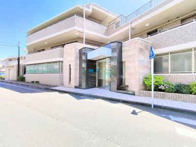 【外観】 | 東戸塚前田町パークホームズ | ◆一戸建てを中心とした街並みが整然と続き、周辺は高い建物が建っていないので、緑の多い閑静な趣を感じる環境です。街並みや周辺環境も重要なポイントです！！