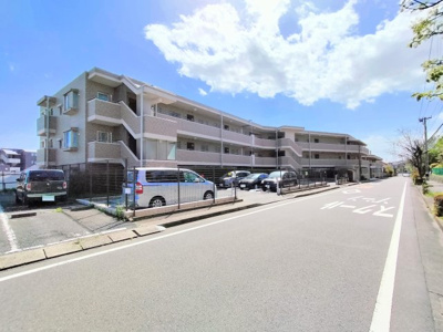 【駐車場】 | 東戸塚前田町パークホームズ | ◆前面道路も幅員があり車の運転も安心！前面道路は閑静な住宅地。車通りの少ない道路です。お子様にも安心です。