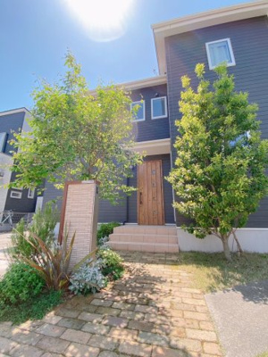 【前面道路含む現地写真】 | ◆◇研究学園3丁目　築浅戸建て◇◆ | 前面道路は6Mあり広々としております。駐車も楽々！