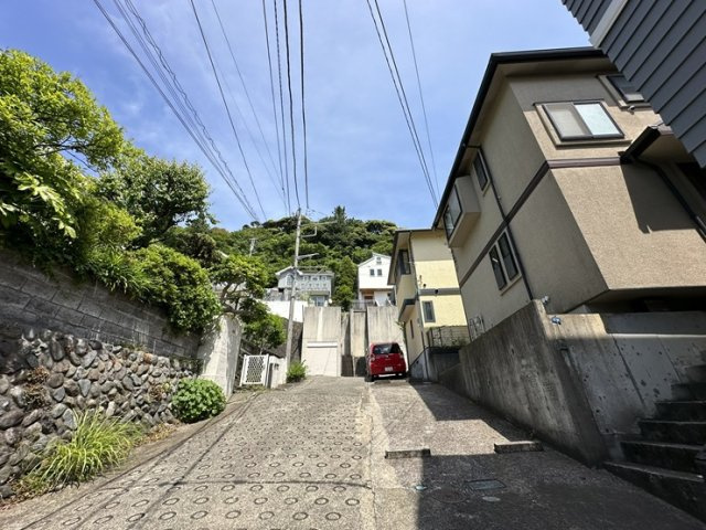 稲村ケ崎　潮風を感じるリフォーム済み中古戸建の前面道路含む現地写真|北側公道４メートルに接道