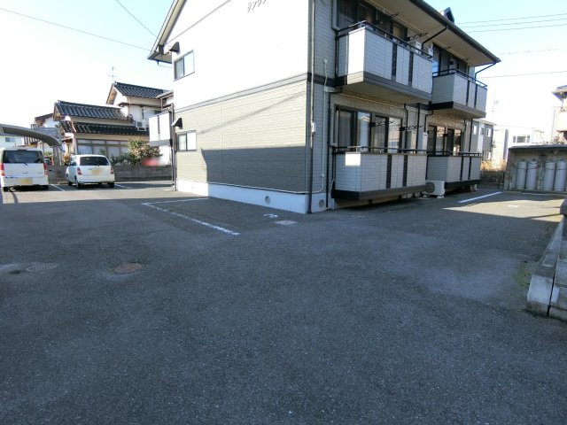 サンクレセントKの駐車場
