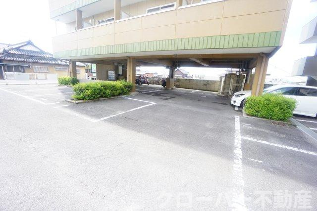 サンピュアージュの駐車場
