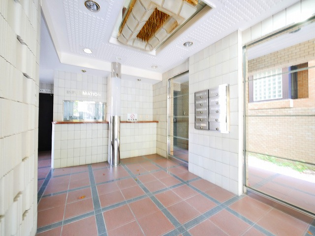 エスポワール学園前Ⅱのエントランス|落ち着いたエントランスです