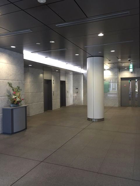 千葉市中央区中央港１丁目の事務所のエントランス