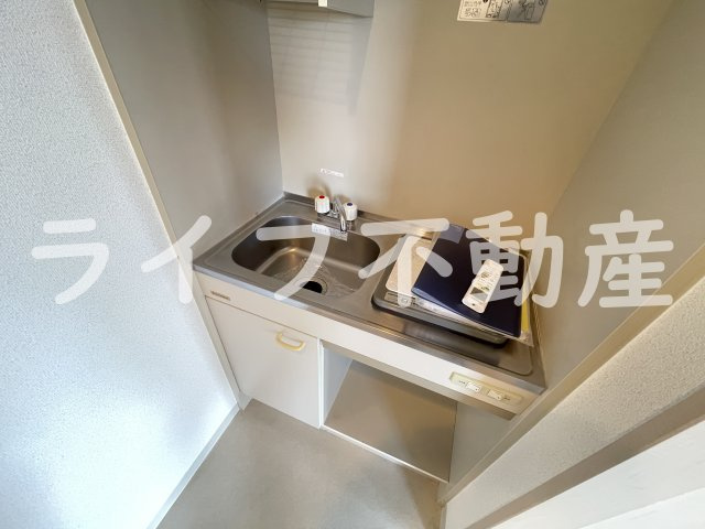 八戸ノ里HIROビルのキッチン|コンパクトなキッチンで掃除もラクラク