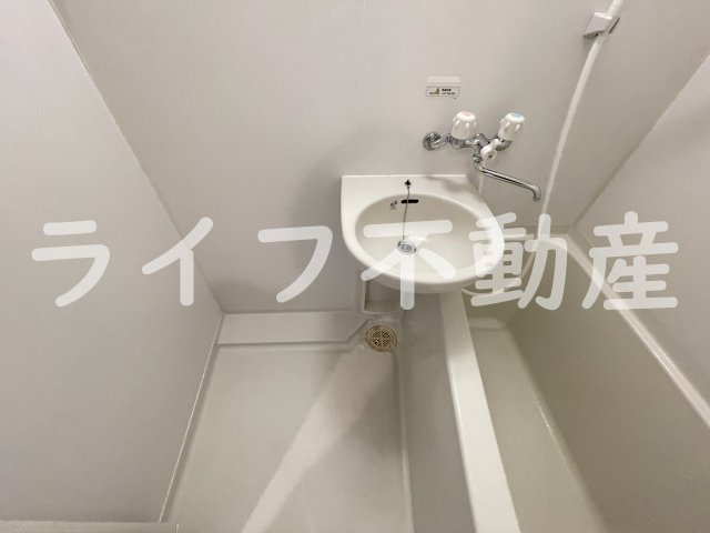 八戸ノ里HIROビルの独立洗面台|独立洗面台、朝の身支度には欠かせません