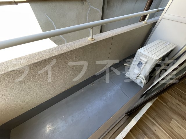 メゾン若江のバルコニー|外からの目が気にならないバルコニーで洗濯物が干せます