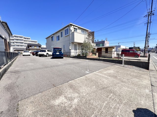 西尾市寄住町貸事務所の駐車場