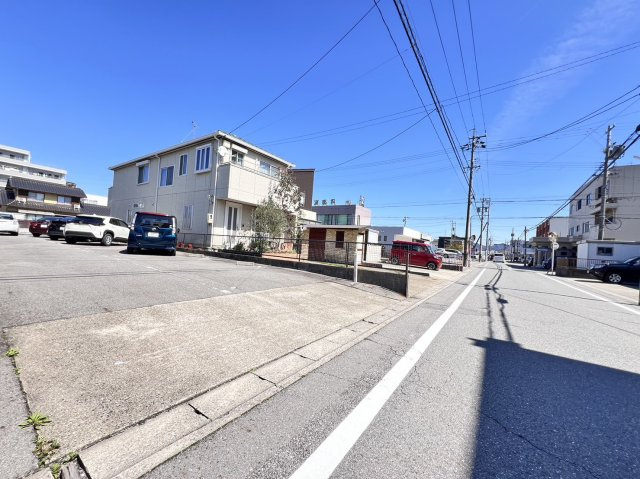 西尾市寄住町貸事務所の駐車場