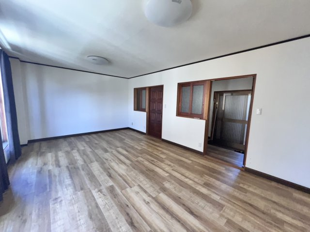 西尾市寄住町貸事務所の居間・リビング