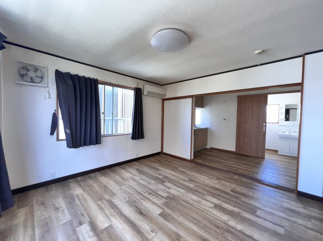 西尾市寄住町貸事務所の内装