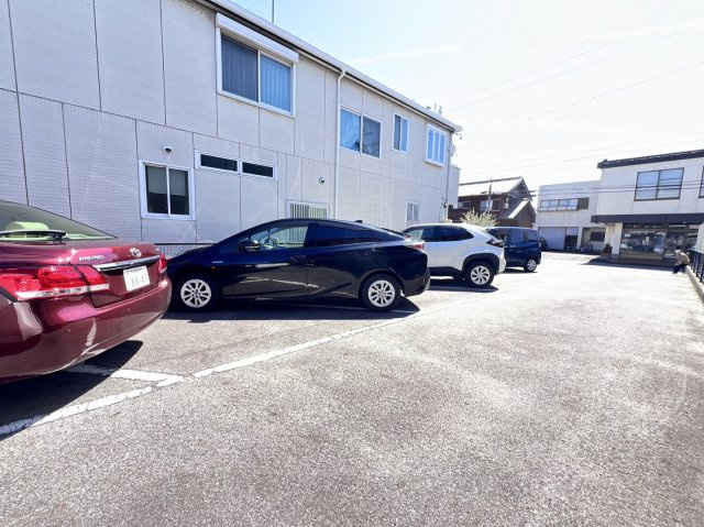 西尾市寄住町貸事務所の駐車場