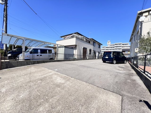 西尾市寄住町貸事務所の駐車場