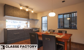 【キッチン】 | 宇治市五ヶ庄広岡谷　中古戸建て | ダイニングスペースはリビングと別空間です。
食事とくつろぎのスペースを明確に分ける事ができ、
パーソナルスペースを確保しやすく快適度は高くなります。
延床面積が大きい為実現できる間取りです。