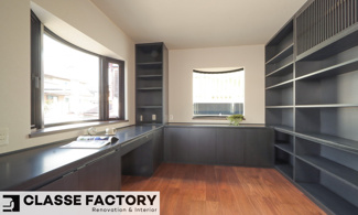 【洋室】 | 宇治市五ヶ庄広岡谷　中古戸建て | ２階書斎は個室となっており、隣接するお部屋もクローゼットの為ゆったり静かに過ごしていただけます。造作家具には沢山収納していただけます。