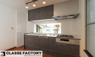 【キッチン】 | 宇治市五ヶ庄広岡谷　中古戸建て | 落ち着いたテイストに合わせた扉カラーはウォールナット色とも相性が良い人気の石目調を採用。