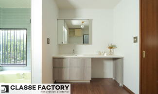 【独立洗面台】 | 宇治市五ヶ庄広岡谷　中古戸建て | 広々とした洗面室の為、アイカのスマートサニタリーを採用。
お気に入りのチェアも置けてスタイリングが更に楽しくなる仕様です。