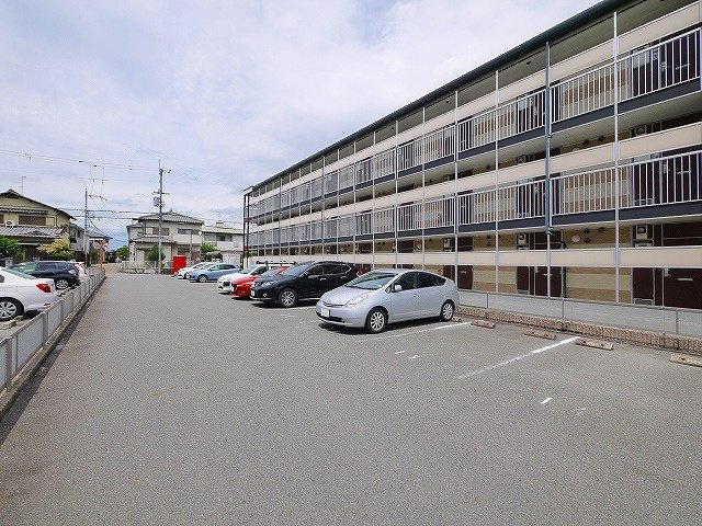 レオパレスＬａ　Ｖｉｓｔａの駐車場|駐車場があるので、車を買う予定の方も安心です