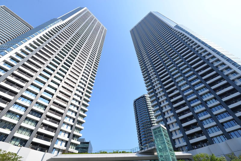リバーサイドに佇む地上52階建てのツインタワー