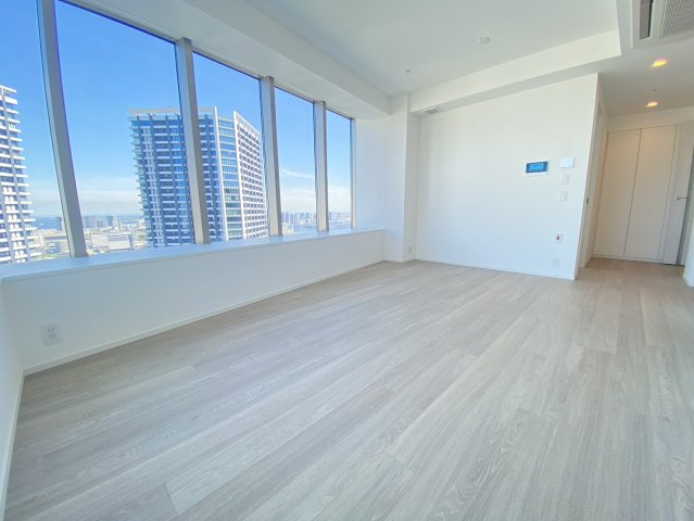 17.5帖のリビング
日当たり、眺望良好
東京ゲートブリッジ、東京湾、千葉県内房方面を望む眺望です。