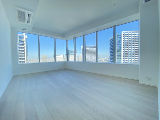 17.5帖のリビング
日当たり、眺望良好
東京ゲートブリッジ、東京湾、千葉県内房方面を望む眺望です。
