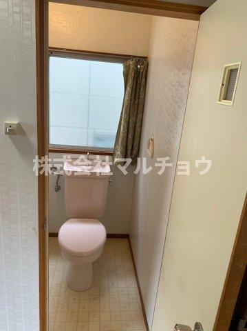 上屋敷一戸建のトイレ|ゆったりとした空間のトイレです